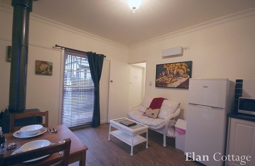Mount Dandenong Cottage | Elan Cottage with large corner spa