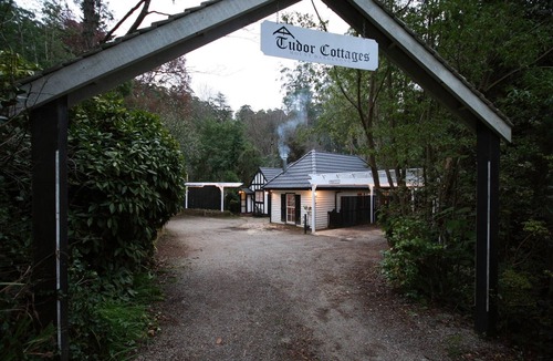 Mount Dandenong Cottage | Elan Cottage with large corner spa