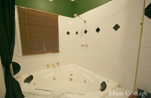 Mount Dandenong Cottage | Elan Cottage with large corner spa