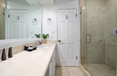 Pico - Robertson Apartment | Elegance Escape Sleeps 10 Pool with Jacuzzi