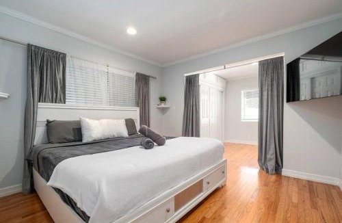 Pico - Robertson Apartment | Elegance Escape Sleeps 10 Pool with Jacuzzi