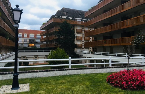 Deauville City Centre Apartment | Elegance in the Heart of Deauville 42m² – Beach, Terrace & High-Speed Wi-Fi