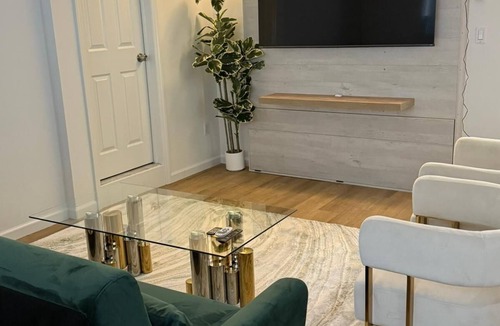 White Plains House | Elegant 1-bedroom Hideaway Free Parking