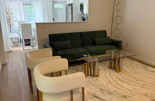 White Plains House | Elegant 1-bedroom Hideaway Free Parking