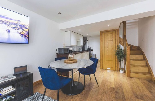 St. Margarets and North Twickenham Apartment | Elegant 1BDR Flat with Private Patio