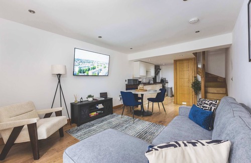 St. Margarets and North Twickenham Apartment | Elegant 1BDR Flat with Private Patio