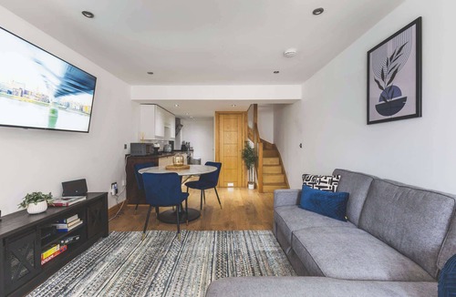 St. Margarets and North Twickenham Apartment | Elegant 1BDR Flat with Private Patio