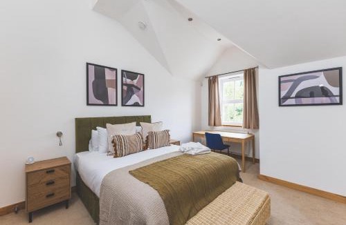 St. Margarets and North Twickenham Apartment | Elegant 1BDR Flat with Private Patio