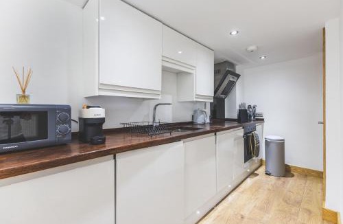 St. Margarets and North Twickenham Apartment | Elegant 1BDR Flat with Private Patio