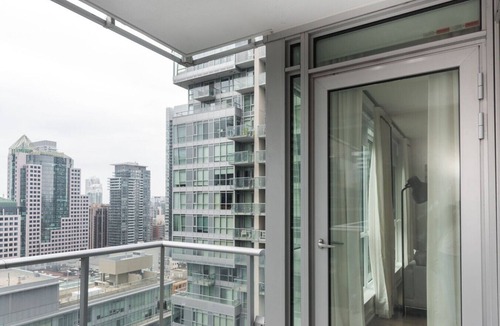 Financial District Apartment | Elegant 1BR Apt with Balcony near Rogers Centre