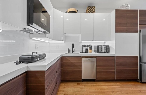 Fenway–Kenmore Apartment | Elegant 1BR Plus: City Views + King and pull out Queen| Suite 5