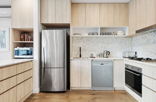 Caulfield North Apartment | Elegant 2-Bed Modern Apartment with Balcony