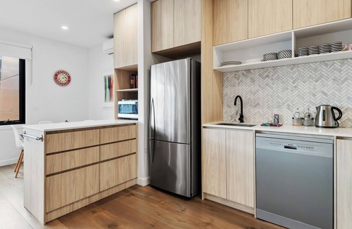 Caulfield North Apartment | Elegant 2-Bed Modern Apartment with Balcony