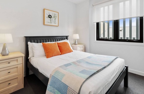 Caulfield North Apartment | Elegant 2-Bed Modern Apartment with Balcony