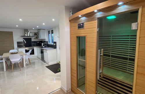 Castelnaudary Apartment | Elegant 2-Bedroom Apartment with Sauna & Private Garden – Le Havre d’Athéna