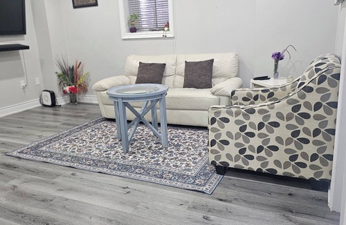 Norval House | Elegant 2 Bedroom Guest Suit