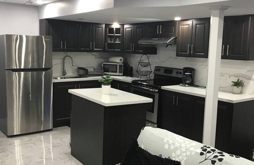 Shelburne House | Elegant 2 Bedrooms Basement apartment.