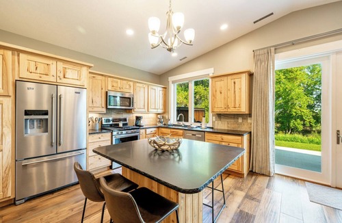 Sheridan Condo | Elegant 2BD, 2BA creekside retreat in Powderhorn Golf Community. This private guest suite comfortably fits 4 & features a cozy fireplace, beautiful kitchen & expansive patio w/a BBQ overlooking Goose Creek. Perfect for a quiet getaway.