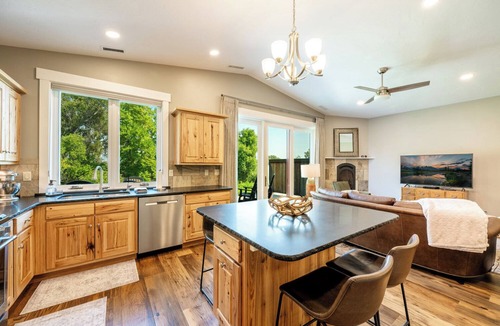 Sheridan Condo | Elegant 2BD, 2BA creekside retreat in Powderhorn Golf Community. This private guest suite comfortably fits 4 & features a cozy fireplace, beautiful kitchen & expansive patio w/a BBQ overlooking Goose Creek. Perfect for a quiet getaway.