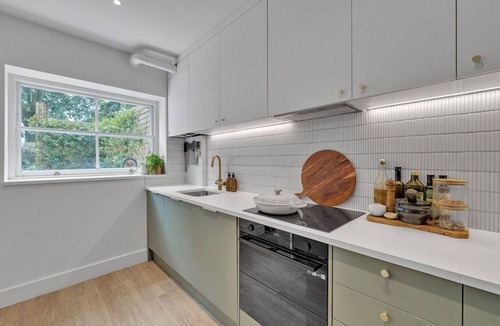 West Hampstead Apartment | Elegant 2BD Flat with Garden, West Hampstead