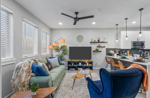 Fort Worth House | Elegant 2BDTownhouse: 7St Walkable, Modish & Sharp