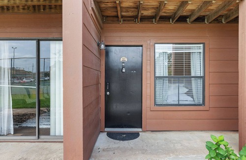 College Station Condo | Elegant 2BR/2BA by TAMU - King - Washer & Dryer