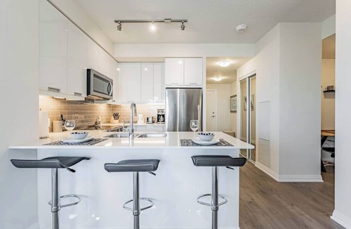 Hurontario Condo | Elegant 2BR-2BATH Condo, Parking, City View