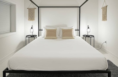 Uptown Apartment | Elegant 2BR Apartment w/In-Unit Laundry