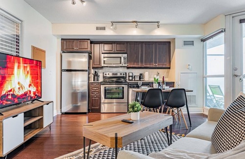 Fort York Condo | Elegant 2BR Condo, Lake View and Free Parking