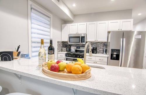 Kingsbridge Apartment | Elegant 2BR Modern Oasis Brand-New Build, Luxe Touches & Lightning-Fast WiFi, AC