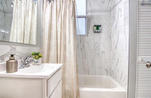 Kingsbridge Apartment | Elegant 2BR Modern Oasis Brand-New Build, Luxe Touches & Lightning-Fast WiFi, AC
