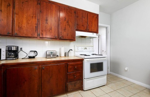 Cote-Des-Neiges—Notre-Dame-De-Grace Apartment | Elegant 2BR Retreat A Stylish Stay on MTL West