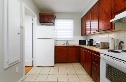 Cote-Des-Neiges—Notre-Dame-De-Grace Apartment | Elegant 2BR Retreat A Stylish Stay on MTL West
