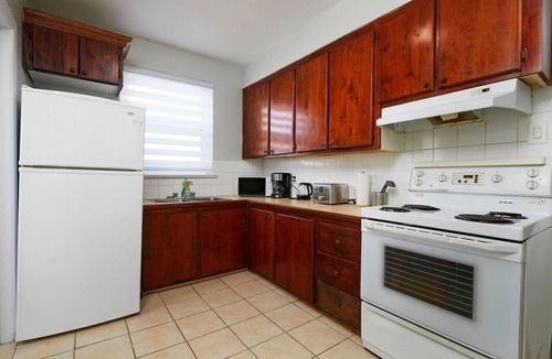 Cote-Des-Neiges—Notre-Dame-De-Grace Apartment | Elegant 2BR Retreat A Stylish Stay on MTL West