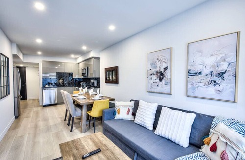 Cote-Des-Neiges—Notre-Dame-De-Grace Apartment | Elegant 2BR Suite Close to Transit