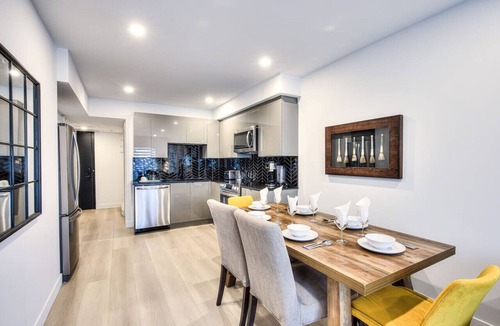 Cote-Des-Neiges—Notre-Dame-De-Grace Apartment | Elegant 2BR Suite Close to Transit