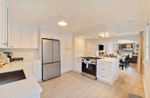 West Woodland House | Elegant 2BR Upper Unit @Ballard Central Seattle