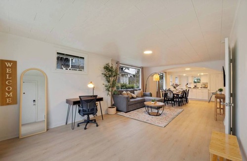 West Woodland House | Elegant 2BR Upper Unit @Ballard Central Seattle