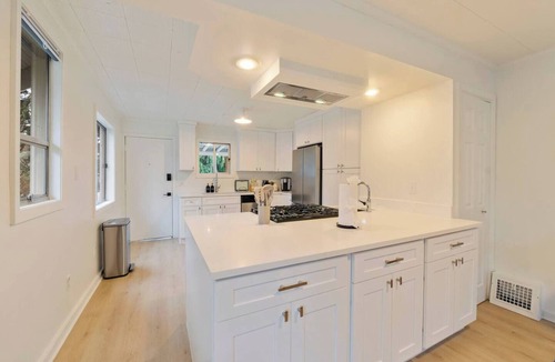 West Woodland House | Elegant 2BR Upper Unit @Ballard Central Seattle