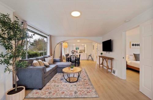 West Woodland House | Elegant 2BR Upper Unit @Ballard Central Seattle