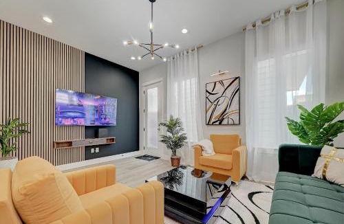 Northside Villa | Elegant 3BR Haven- Games, Luxury & Lush Garden