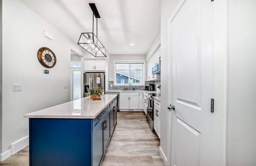 Southeast Calgary House | Elegant 3BR | King | Spruce Meadows | Fish Creek