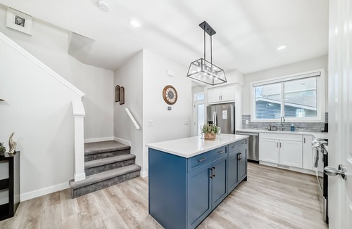 Southeast Calgary House | Elegant 3BR | King | Spruce Meadows | Fish Creek