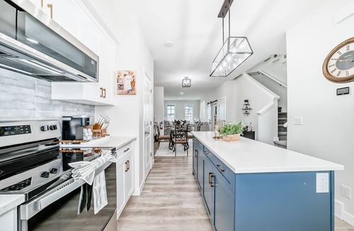 Southeast Calgary House | Elegant 3BR | King | Spruce Meadows | Fish Creek