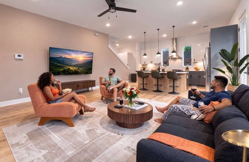 Greater East End House | Elegant 3BR Stay 2.5 Baths Soothing Hot Tub
