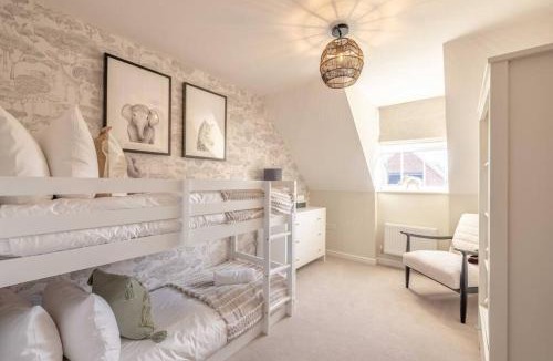 Runnymede House | Elegant 4-Bed Home,Private Garden,Parking - By Tempstay