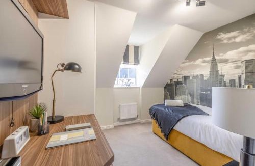 Runnymede House | Elegant 4-Bed Home,Private Garden,Parking - By Tempstay