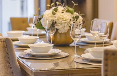 Runnymede House | Elegant 4-Bed Home,Private Garden,Parking - By Tempstay