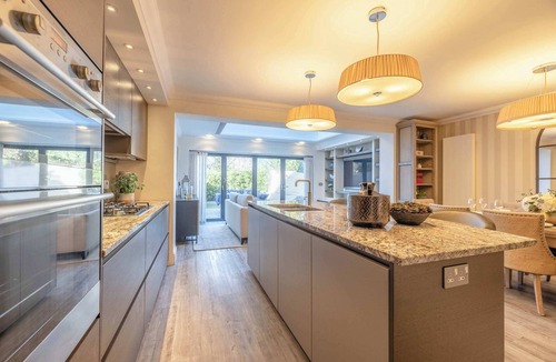 Runnymede House | Elegant 4-Bed |Private Garden |Parking By Tempstay