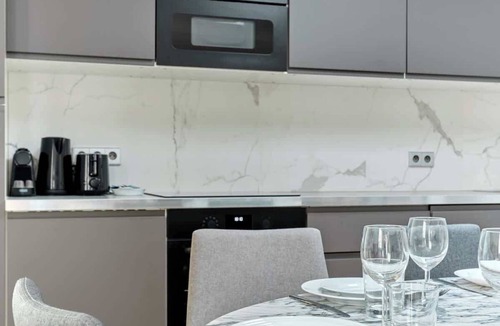 Ternes Apartment | Elegant 4 Bedroom Air Conditioned Apartment